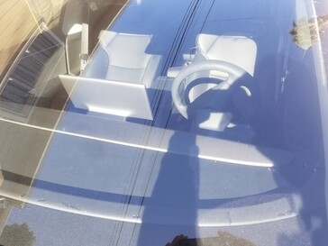L'intérieur de la Model 3 Performance comprend un tableau de bord et des sièges baquets en fibre de carbone