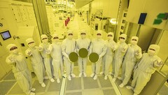 Les cadres de Samsung Foundry and Electronics présentent les premières tranches de 3nm. (Source : Samsung)