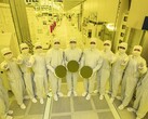 Les cadres de Samsung Foundry and Electronics présentent les premières tranches de 3nm. (Source : Samsung)