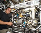 L'astronaute de la NASA Joe Acaba installe du matériel pour tester le contrôle de la pression dans les réservoirs de carburant cryogéniques (Source de l'image : NASA ; recadré)