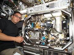 L'astronaute de la NASA Joe Acaba installe du matériel pour tester le contrôle de la pression dans les réservoirs de carburant cryogéniques (Source de l'image : NASA ; recadré)