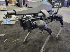 Le chien robot SPUR fabriqué par Ghost Robotics est équipé d&#039;un module de fusil de précision sur son dos (Image : Ghost Robotics)