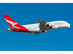 Photographie d'un avion de la compagnie Qantas volant dans un ciel d'un bleu profond. (Image : Vismay Bhadra/Wikimedia Commons)