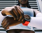 La CMF Watch 3 Pro présente un design rond et saisissant, disponible en option avec un bracelet orange. (Source de l'image : Nothing)