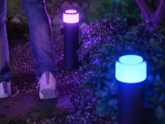 Le Philips Hue Calla Large outdoor pedestal light a été lancé aux États-Unis. (Source : Philips Hue)