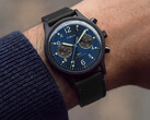 Un mouvement Meca-Quartz dote le chronographe d’une trotteuse continue tout en assurant le fonctionnement de base de la montre avec une pile standard.