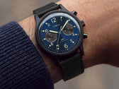 Un mouvement Meca-Quartz dote le chronographe d’une trotteuse continue tout en assurant le fonctionnement de base de la montre avec une pile standard.