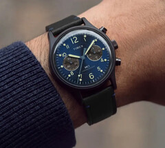Un mouvement Meca-Quartz dote le chronographe d’une trotteuse continue tout en assurant le fonctionnement de base de la montre avec une pile standard.