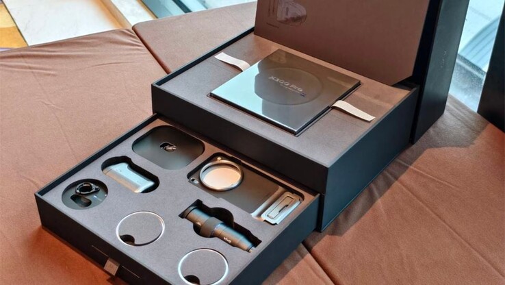 L'ensemble complet Vivp X300 Pro (modèle supérieur, kit d'appareil photo et téléconvertisseur) n'est actuellement disponible qu'à l'importation auprès de Trinity Electronics.