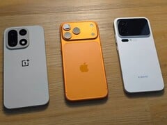 OnePlus 15, iPhone 17 Pro Max, et Xiaomi 17 Pro Max côte à côte montrant les caméras arrière. (Source de l'image : TechDroider via YouTube)