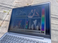 À l'extérieur, à la lumière directe du soleil