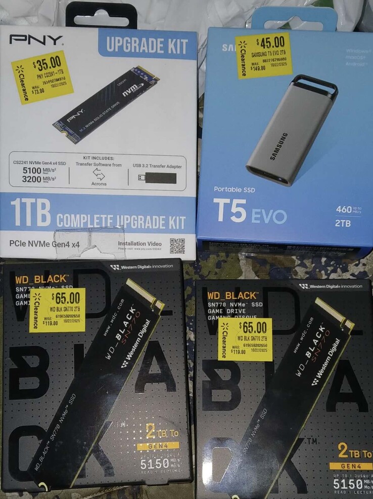 Le lot de l'acheteur se compose d'un SSD M.2 de 1 To, de deux SSD M.2 de 2 To et d'un SSD externe de 2 To.