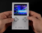 Ayaneo Pocket Vert présente une configuration Game Boy avec quatre boutons, deux pavés tactiles, des boutons d'épaule, un D-Pad pour les jeux de combat et des composants internes puissants. (Crédit photo : ETA PRIME)