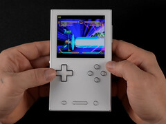 Ayaneo Pocket Vert présente une configuration Game Boy avec quatre boutons, deux pavés tactiles, des boutons d'épaule, un D-Pad pour les jeux de combat et des composants internes puissants. (Crédit photo : ETA PRIME)