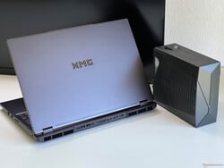 XMG Neo 16 E25 avec refroidissement à eau Oasis. (Source de l'image : Notebookcheck)