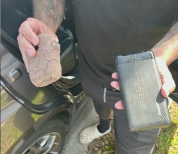 Des caméras camouflées et des batteries ressemblant à de la végétation et à des rochers ont été trouvées dans le sud de la Californie, comme l'a découvert ce résident de Chino Hills. (Source : KTLA News)