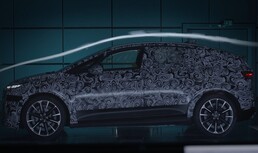 Après les premières esquisses, la nouvelle Audi A2 e-tron fait ses débuts dans le monde réel sous camouflage lors d'essais sur glace et sur neige dans le nord de la Suède et dans la soufflerie.