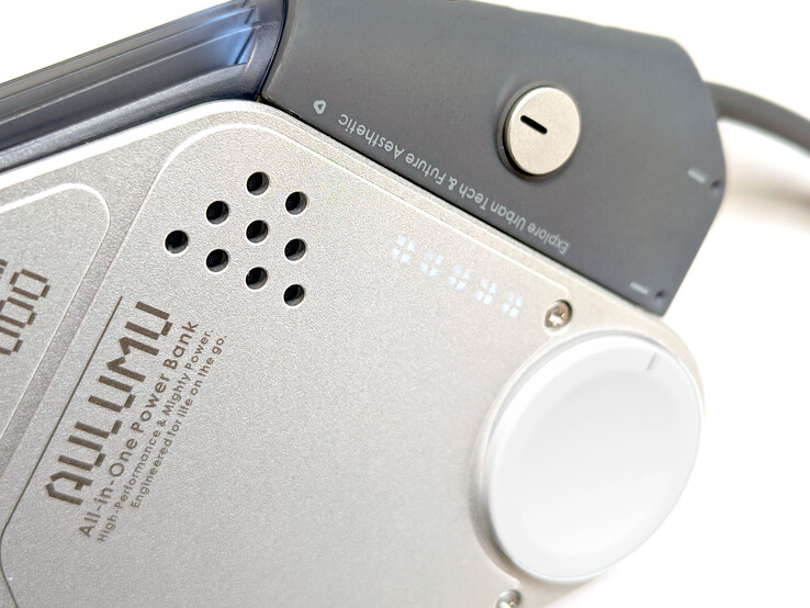 Bouton d'alimentation, voyants indiquant le niveau de la batterie et orifices d'aération à l'avant.