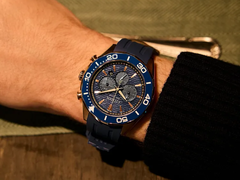 Le chronographe Citizen Eco-Drive CA4733-00L, photographié sur un poignet. (Source de l'image : Citizen USA)