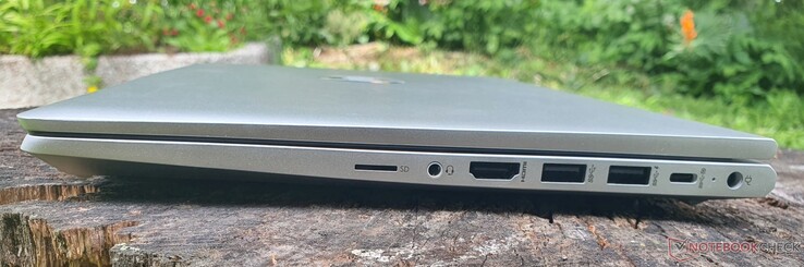 A droite : µSD, prise audio 3,5 mm, HDMI 1.4b, USB-A 3.2 Gen 1 (5 Gb/s), USB-C 10 Gb/s avec Power Delivery et DisplayPort 1.4, alimentation électrique
