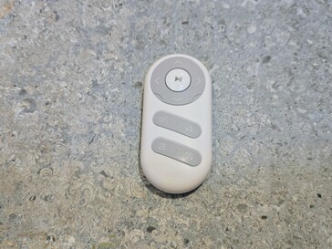 Le Hutt 10 se commande à l’aide d’un bouton central et de la télécommande