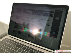 Apple MacBook Air 13 2018 - En plein soleil (avec reflets).