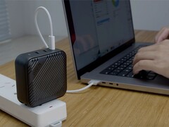 Le chargeur GaN 140 W de INVZI peut charger rapidement le MacBook Air M2. (Image source : INVZI)