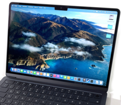 Qu'on l'aime ou qu'on la déteste, l'encoche est définitivement polarisante. (Source : Notebookcheck)