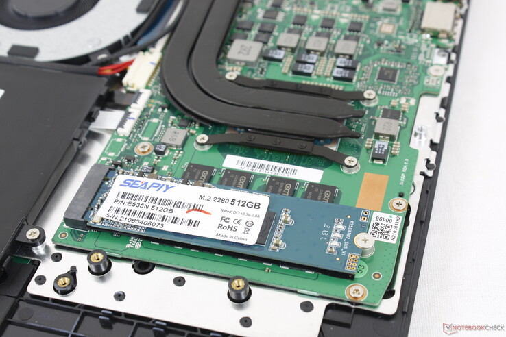 L'emplacement M.2 SATA 2280 n'est pas compatible avec les disques NVMe. Il n'y a pas d'options secondaires internes