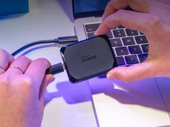 Le SSD externe Crucial X10 Pro illustré