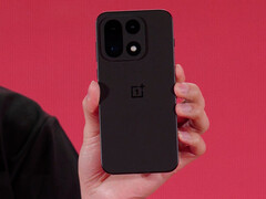 Le OnePlus 15 (photo) est l&#039;un des nombreux téléphones phares présentés lors de l&#039;événement (Image source : Qualcomm)