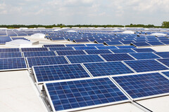 Un parc de panneaux solaires installé sur plusieurs toits