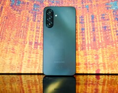 Samsung n'a pas fait beaucoup d'efforts pour le design du dos. Mais le Galaxy A17 4G est certainement impressionnant dans d'autres domaines. (Source de l'image : Notebookcheck)