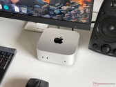Un Mac mini Apple M6 posé sur un bureau dans une configuration de jeu, avec un écran, un clavier, une souris et des haut-parleurs.