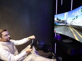 Le panneau OLED LG Bendable Cinematic Sound peut être courbé pour une expérience de jeu immersive. (Source de l'image : LG)