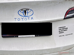 Tesla Model Y avec des autocollants anti-Elon. (Source de l'image : Notebookcheck)