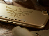 Un écusson hylien domine le dos de la Switch Lite Hyrule Edition. (Source de l'image : Nintendo)