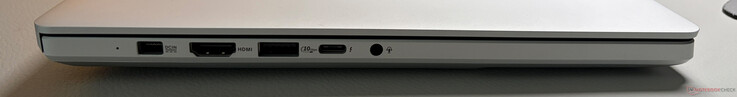 Côté gauche : alimentation, HDMI 2.1 FRL, USB-A 3.2 Gen 2 (10 Gbit/s), USB-C 4.0 avec Thunderbolt 4 (40 Gbit/s, mode alternatif DisplayPort 2.1, Power Delivery 3.0), prise audio 3,5 mm