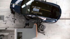 Le modèle Y est le véhicule le plus sûr lors des crash-tests de 2024 (image : IIHS/YT)