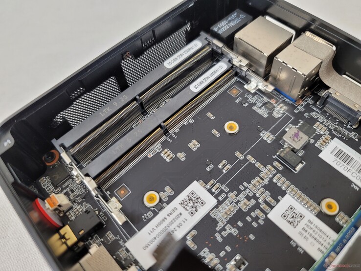 Les SODIMM occupent des traces de routage sur le PCB et aucun autre composant de la carte mère ne peut donc utiliser cet espace sous les slots SODIMM. En revanche, les CAMM occupent un espace beaucoup plus petit sur le PCB, ce qui libère de l'espace pour d'autres composants de la carte mère