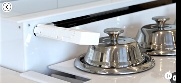 Un bras robotisé saisit le couvercle de la marmite et le retourne pour le remplir d'ingrédients par le haut. (Source de l'image : Chefee Robotics)