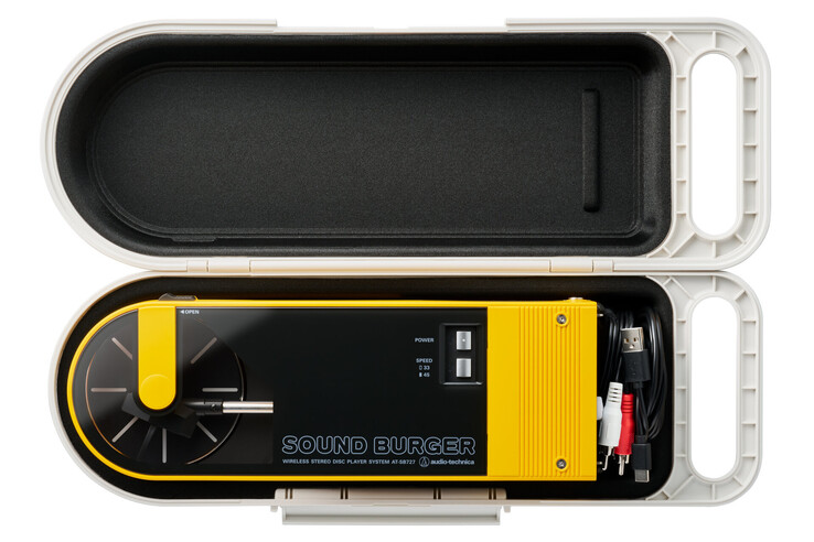La mallette AT-SBC1 Sound Burger offre un espace pour des accessoires tels que le nettoyeur de disques AT6028. (Source de l'image : Audio-Technica)