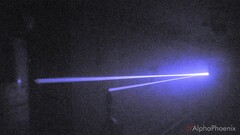 Le laser rebondit d&#039;avant en arrière (Image source : AlphaPhoenix ; screenshot)