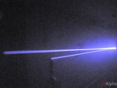 Le laser rebondit d'avant en arrière (Image source : AlphaPhoenix ; screenshot)