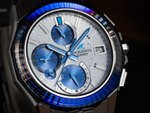 La Casio OCW-S6000PB-7AJF (photo) est dotée d'une lunette en saphir, taillée avec 24 facettes sur le dessus et 48 sur les côtés. (Source de l'image : Casio)