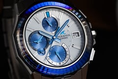 La Casio OCW-S6000PB-7AJF (photo) est dotée d&#039;une lunette en saphir, taillée avec 24 facettes sur le dessus et 48 sur les côtés. (Source de l&#039;image : Casio)