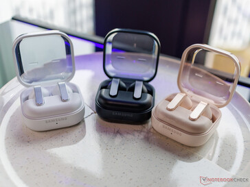 Coloris noir mat et blanc à côté de l'option exclusive de couleur rose