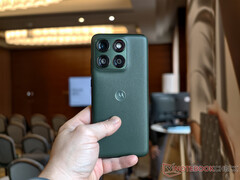 L’Edge 70 Plus est équipé du processeur Snapdragon 7s Gen 3. Sur la photo : le modèle « Mountain View » du téléphone.