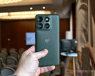 L’Edge 70 Plus est équipé du processeur Snapdragon 7s Gen 3. Sur la photo : le modèle « Mountain View » du téléphone.