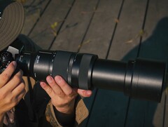 Le LUMIX S 100-500mm f5-7.1 (photo) possède la plus grande plage de zoom de tous les objectifs Panasonic pour la monture L. (Source de l&#039;image : Panasonic)